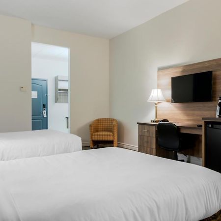 Econo Lodge Inn & Suites Монманьи Экстерьер фото
