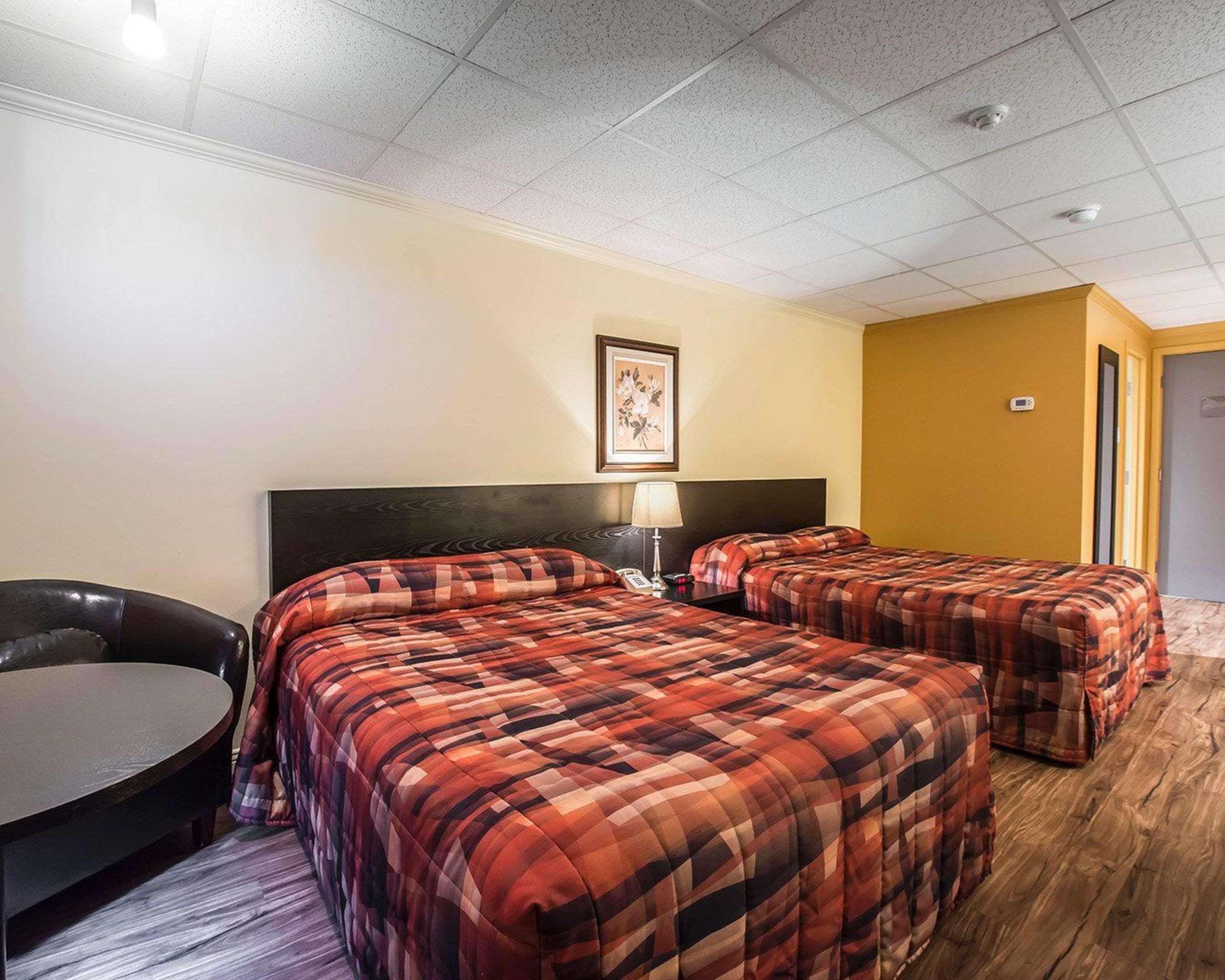 Econo Lodge Inn & Suites Монманьи Экстерьер фото