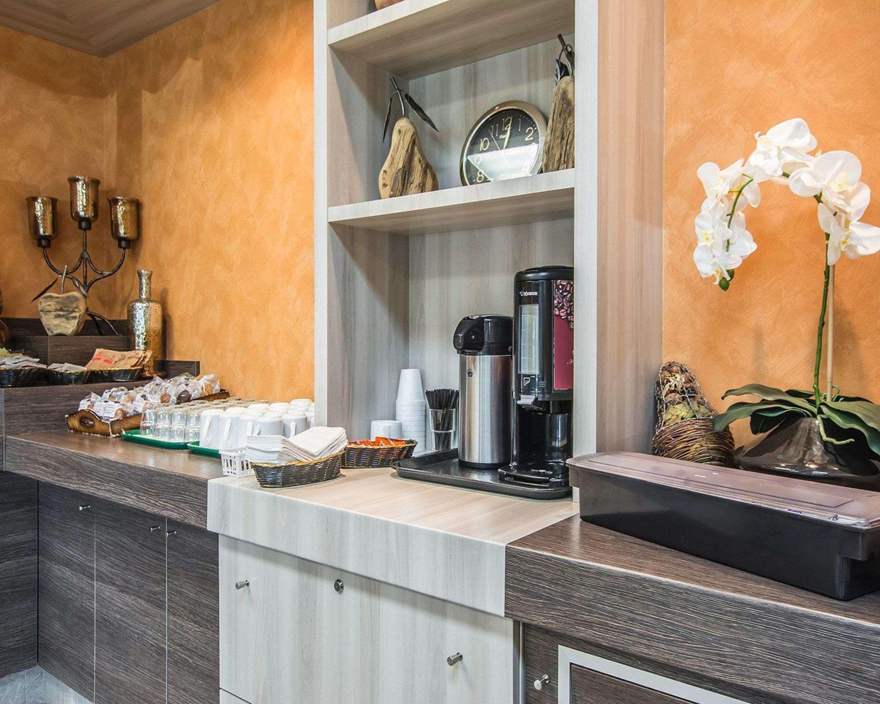 Econo Lodge Inn & Suites Монманьи Экстерьер фото
