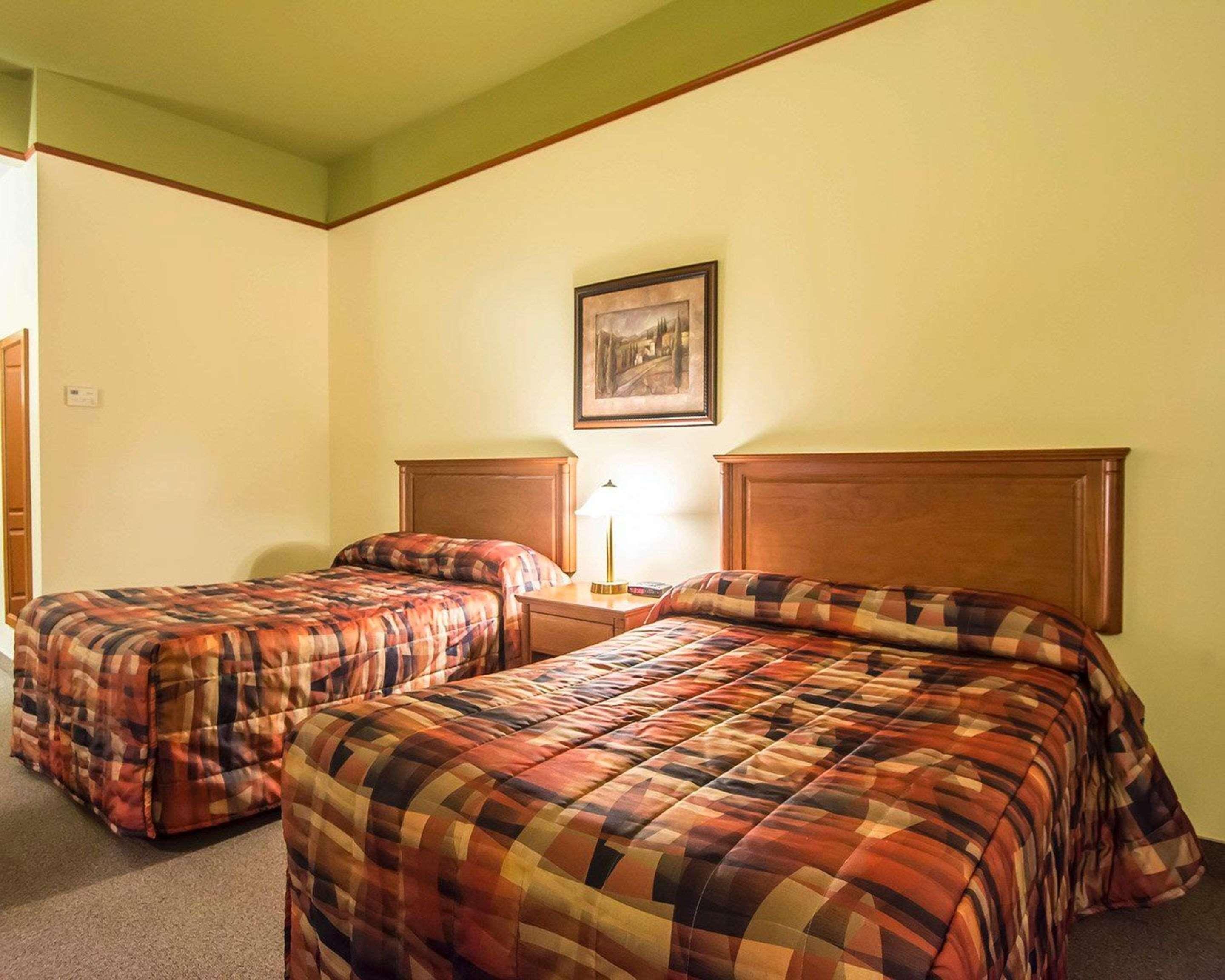 Econo Lodge Inn & Suites Монманьи Экстерьер фото