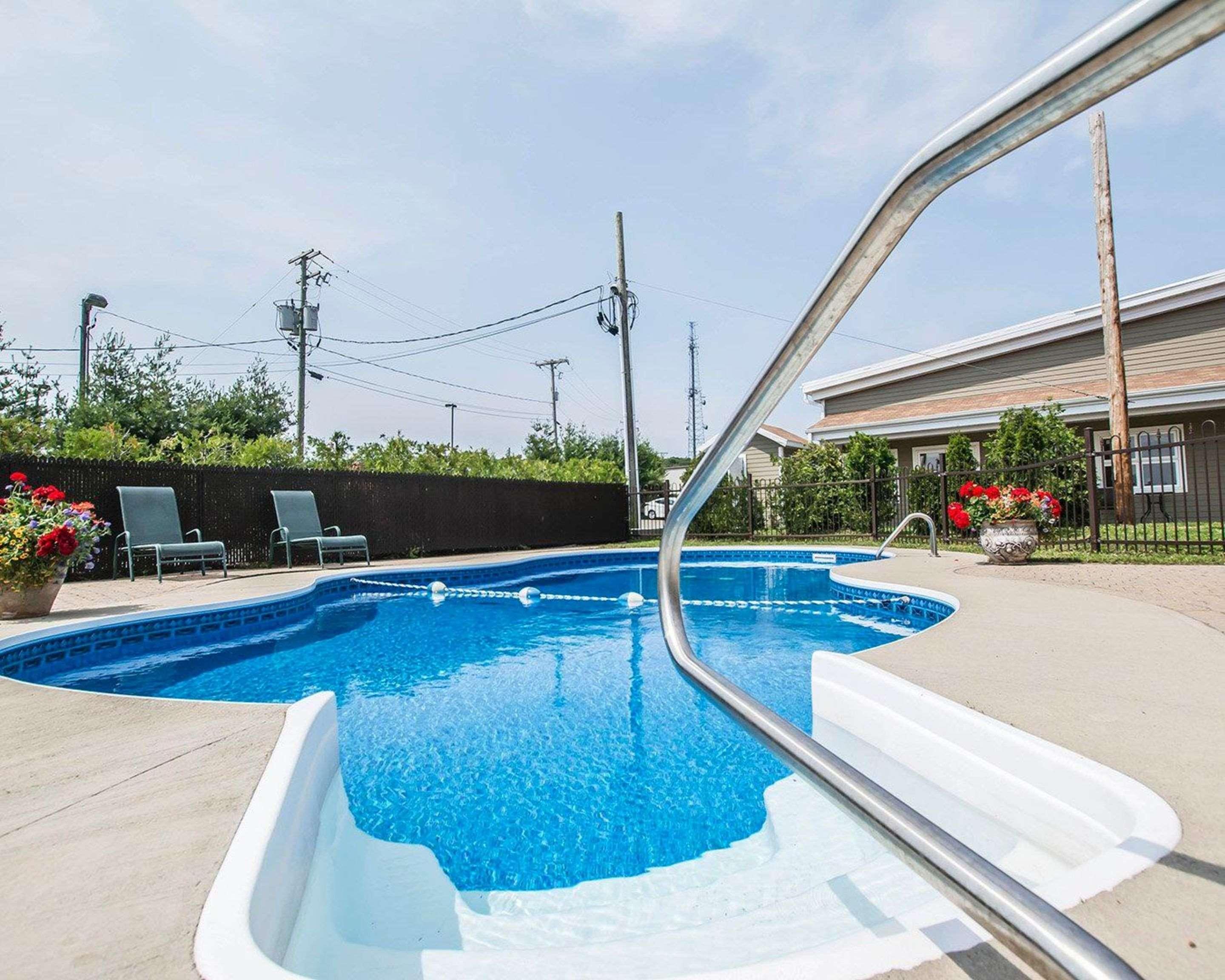 Econo Lodge Inn & Suites Монманьи Экстерьер фото