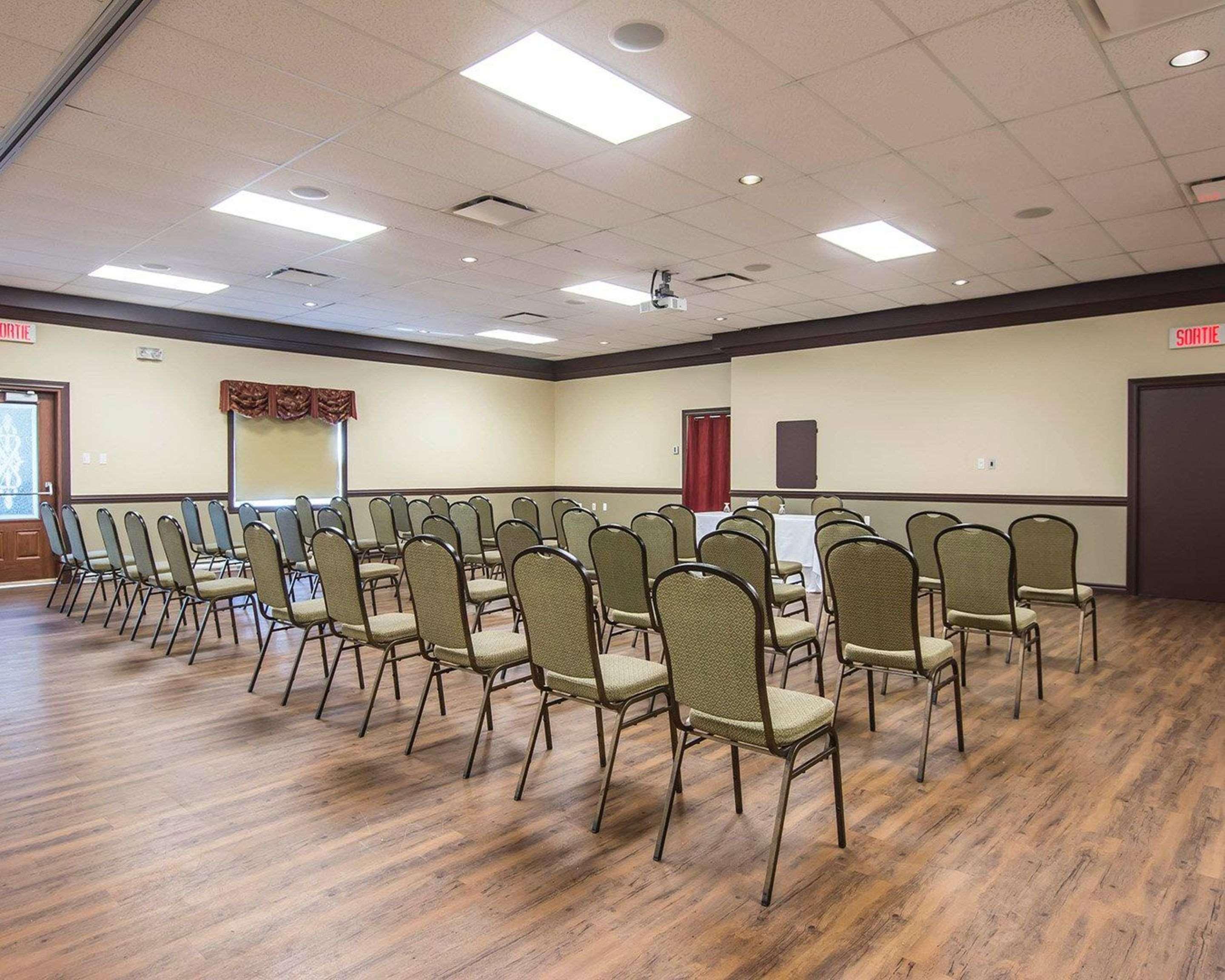 Econo Lodge Inn & Suites Монманьи Экстерьер фото