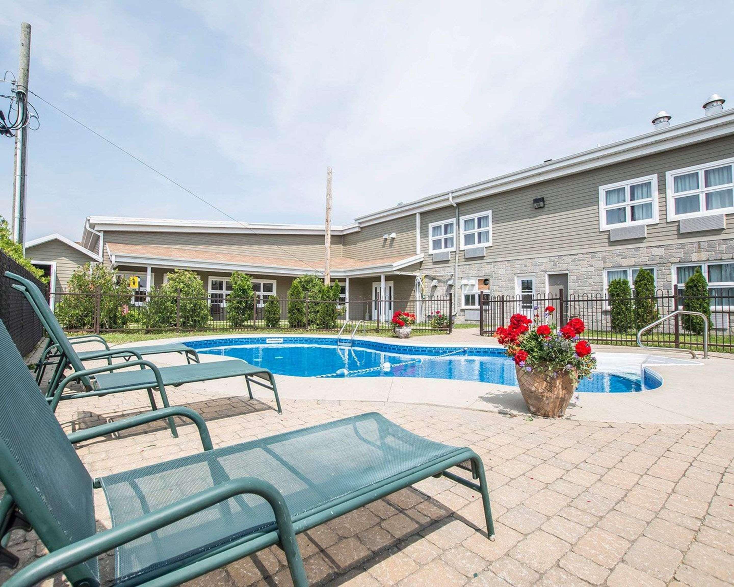 Econo Lodge Inn & Suites Монманьи Экстерьер фото