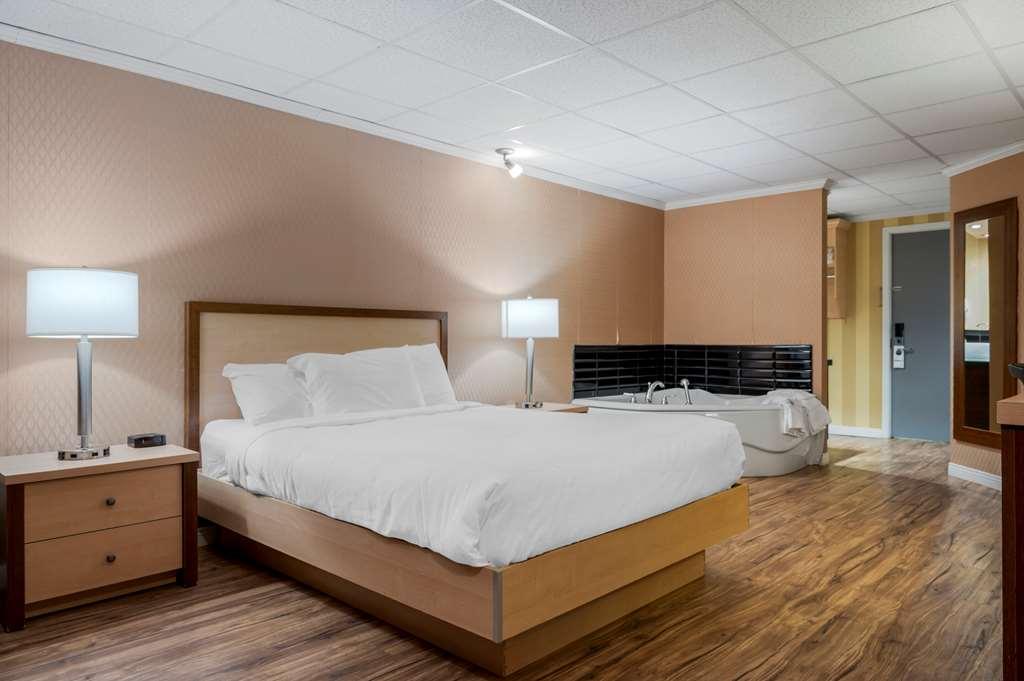 Econo Lodge Inn & Suites Монманьи Номер фото