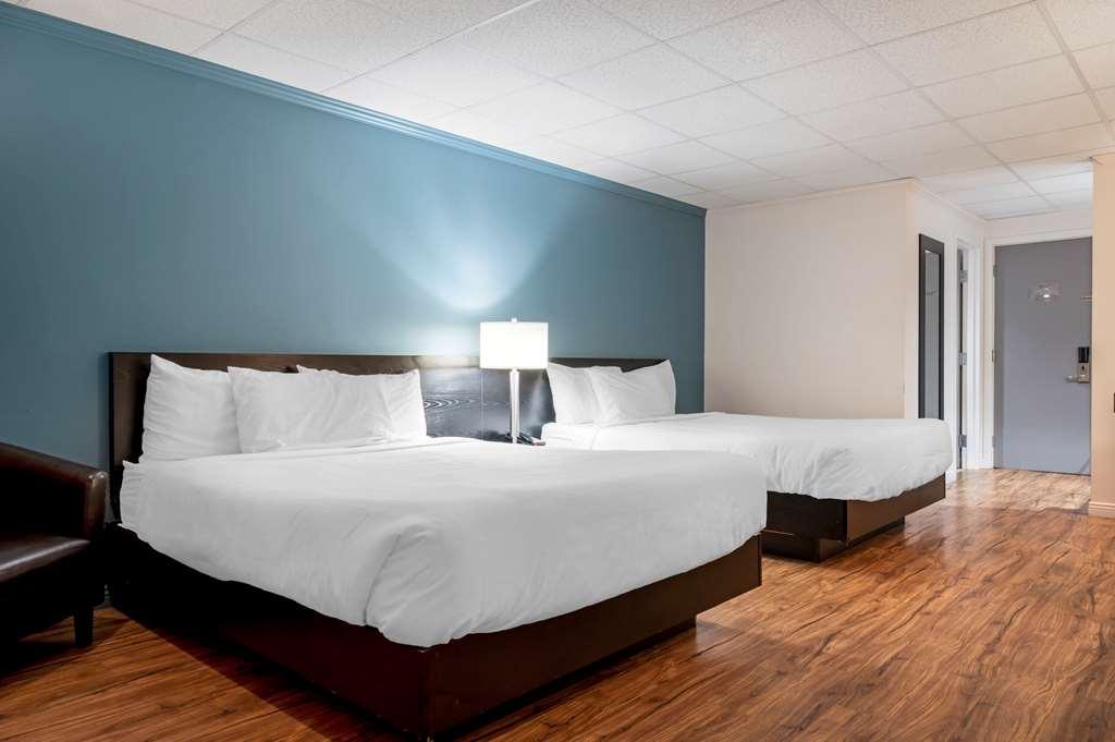 Econo Lodge Inn & Suites Монманьи Номер фото