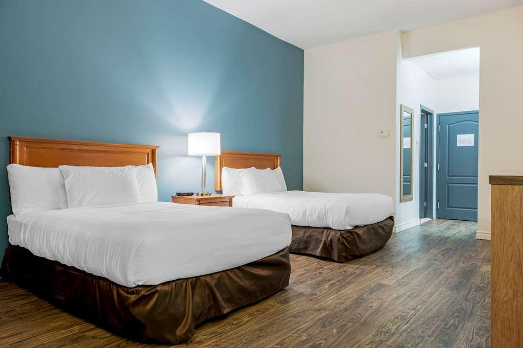 Econo Lodge Inn & Suites Монманьи Номер фото