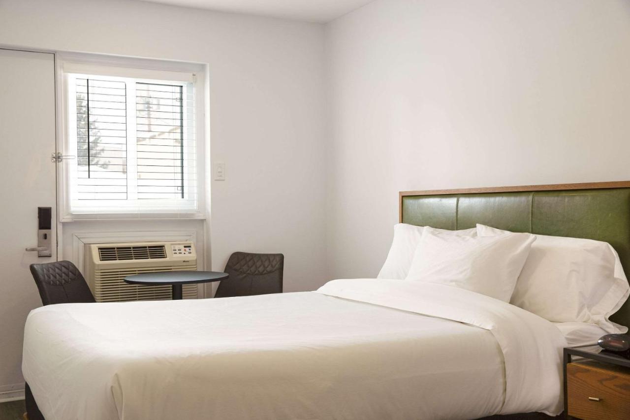Econo Lodge Inn & Suites Монманьи Экстерьер фото