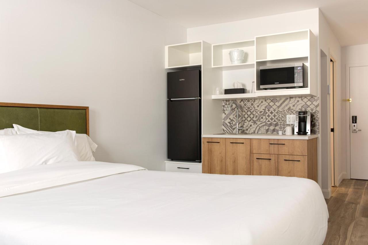 Econo Lodge Inn & Suites Монманьи Экстерьер фото