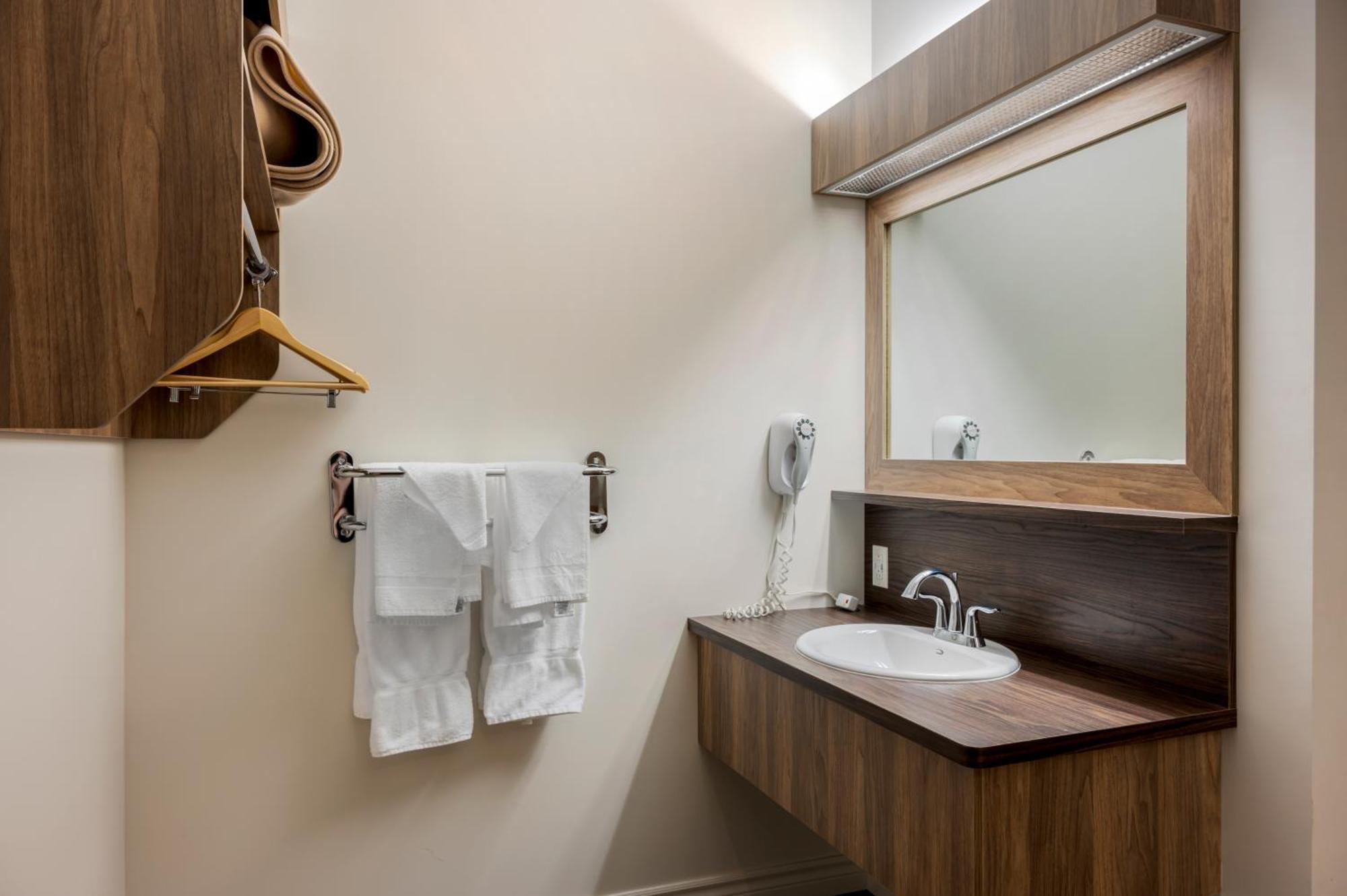 Econo Lodge Inn & Suites Монманьи Экстерьер фото