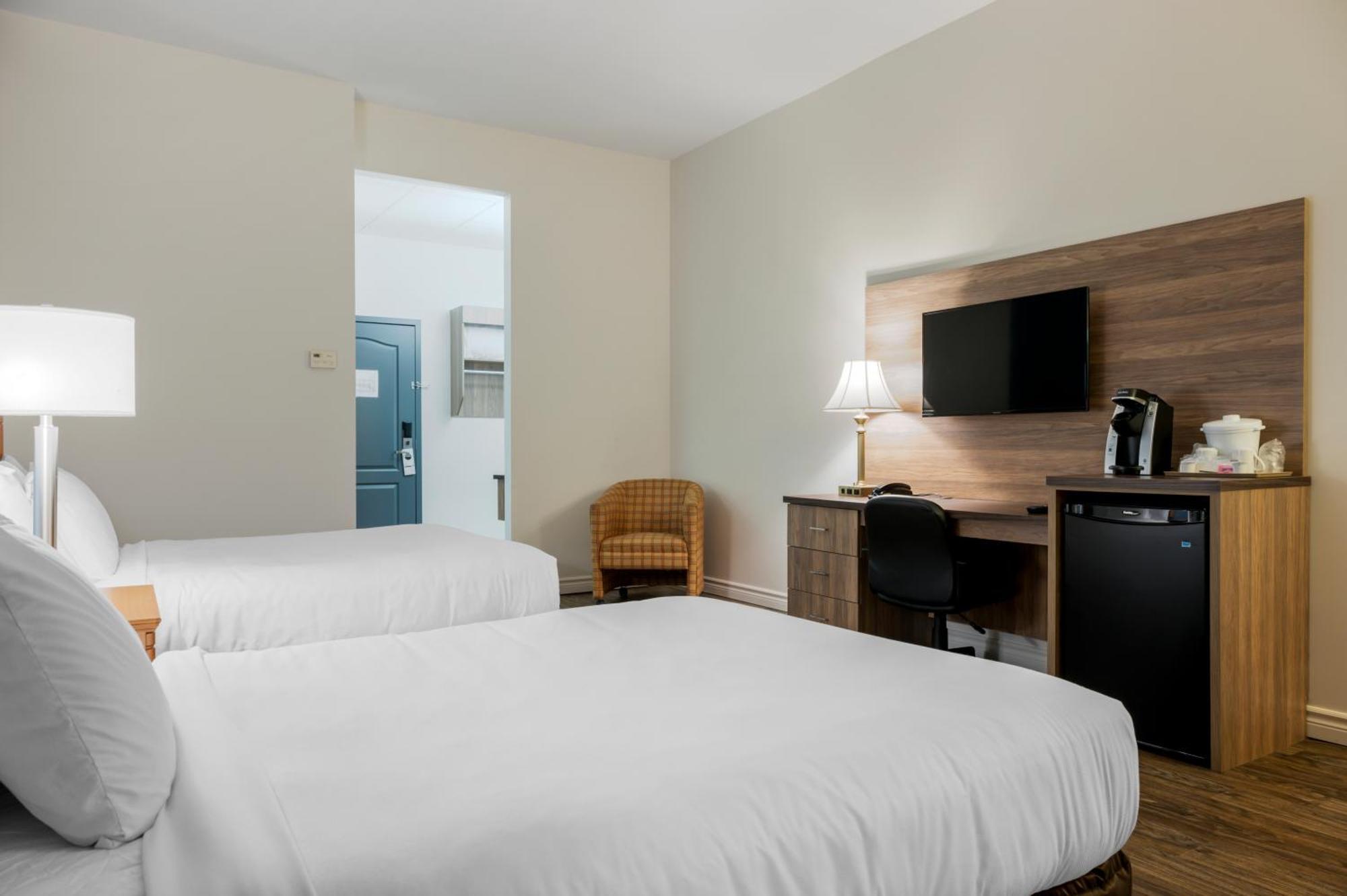 Econo Lodge Inn & Suites Монманьи Экстерьер фото