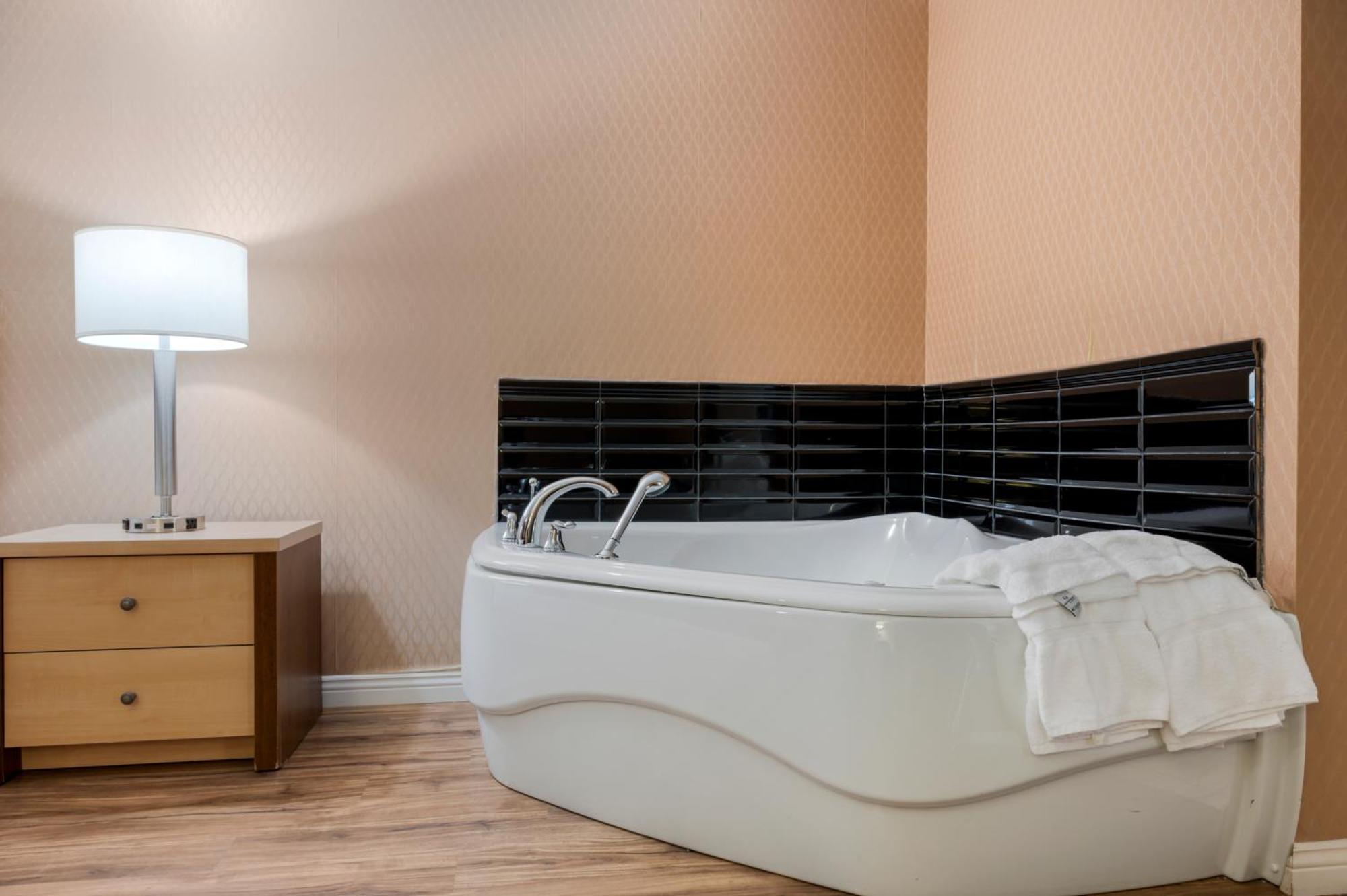 Econo Lodge Inn & Suites Монманьи Экстерьер фото