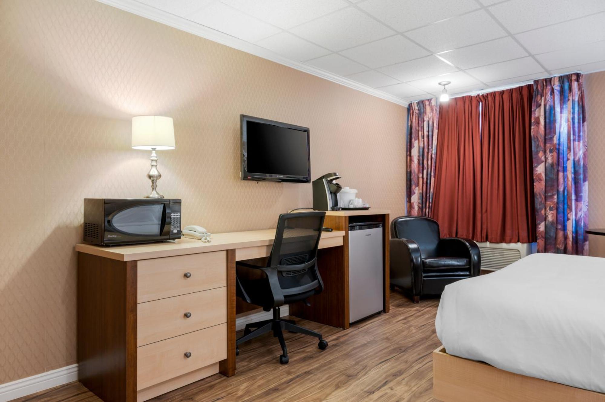 Econo Lodge Inn & Suites Монманьи Экстерьер фото