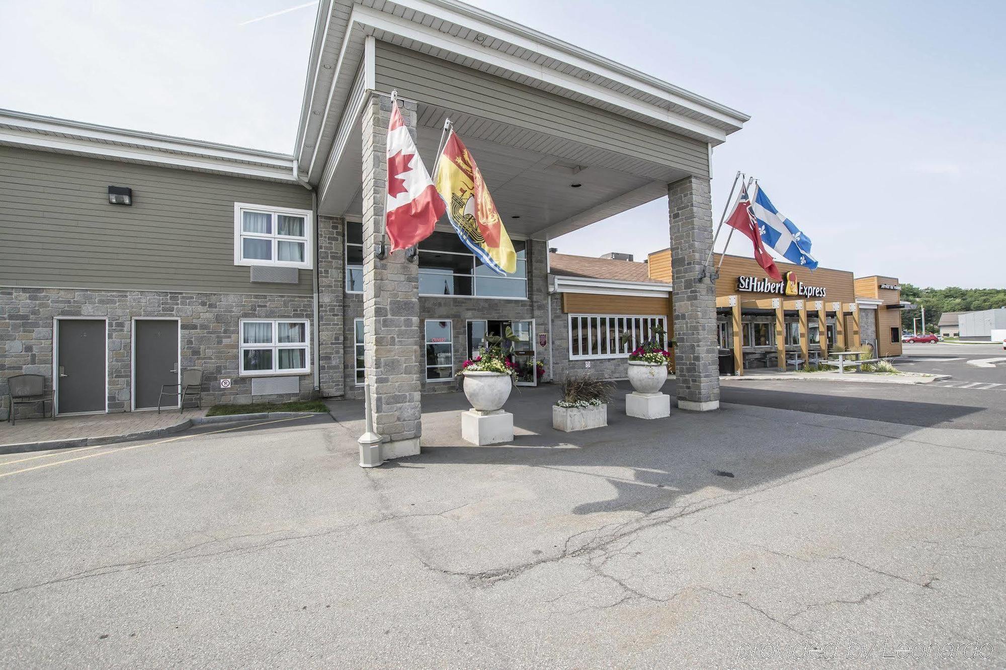 Econo Lodge Inn & Suites Монманьи Экстерьер фото