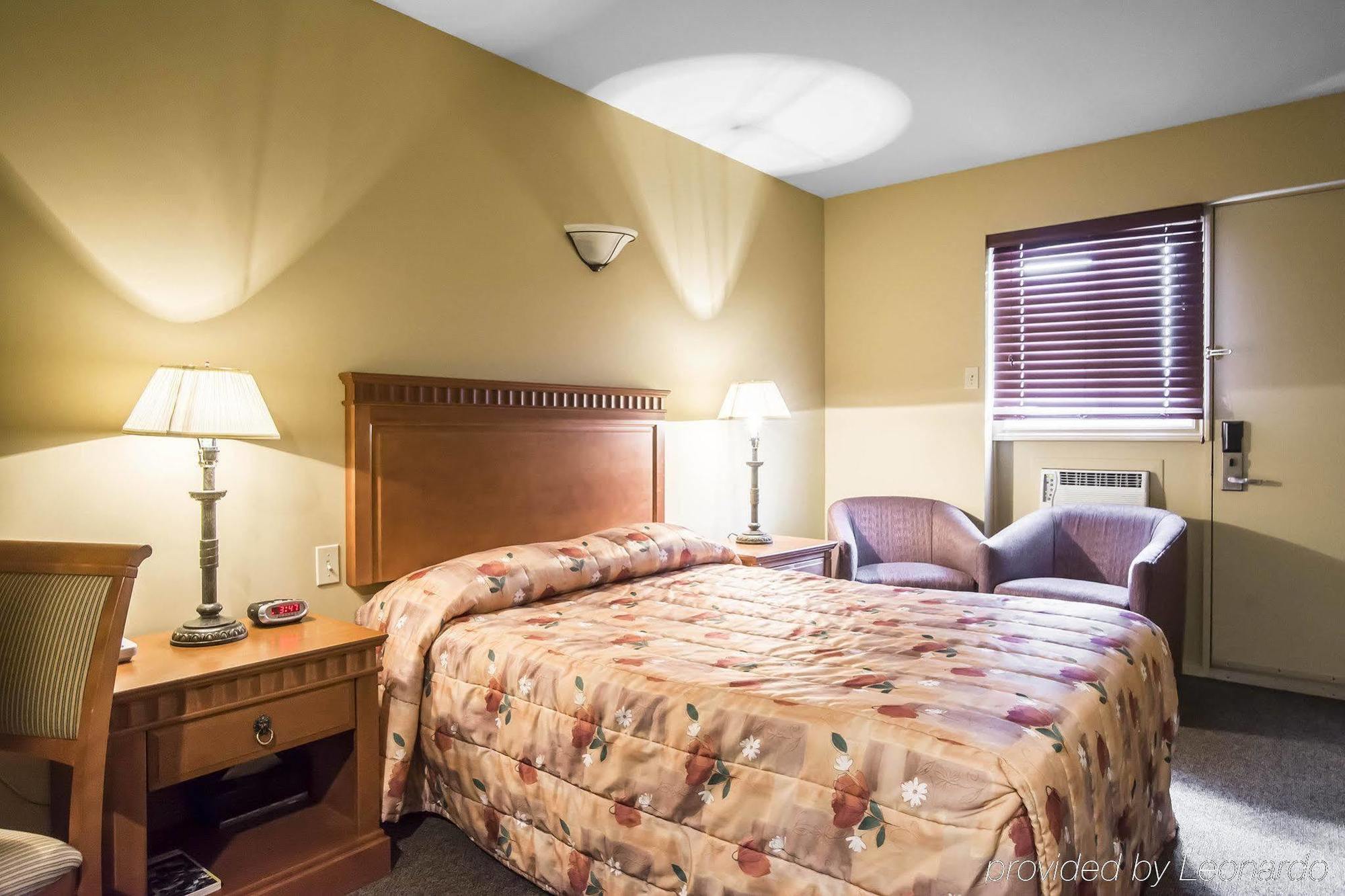Econo Lodge Inn & Suites Монманьи Экстерьер фото