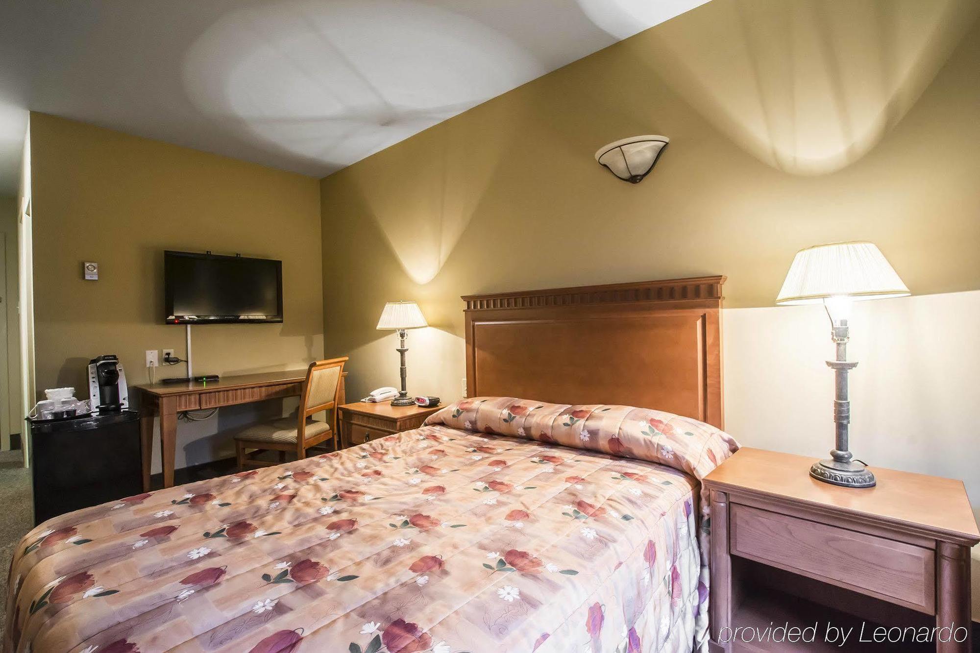 Econo Lodge Inn & Suites Монманьи Экстерьер фото