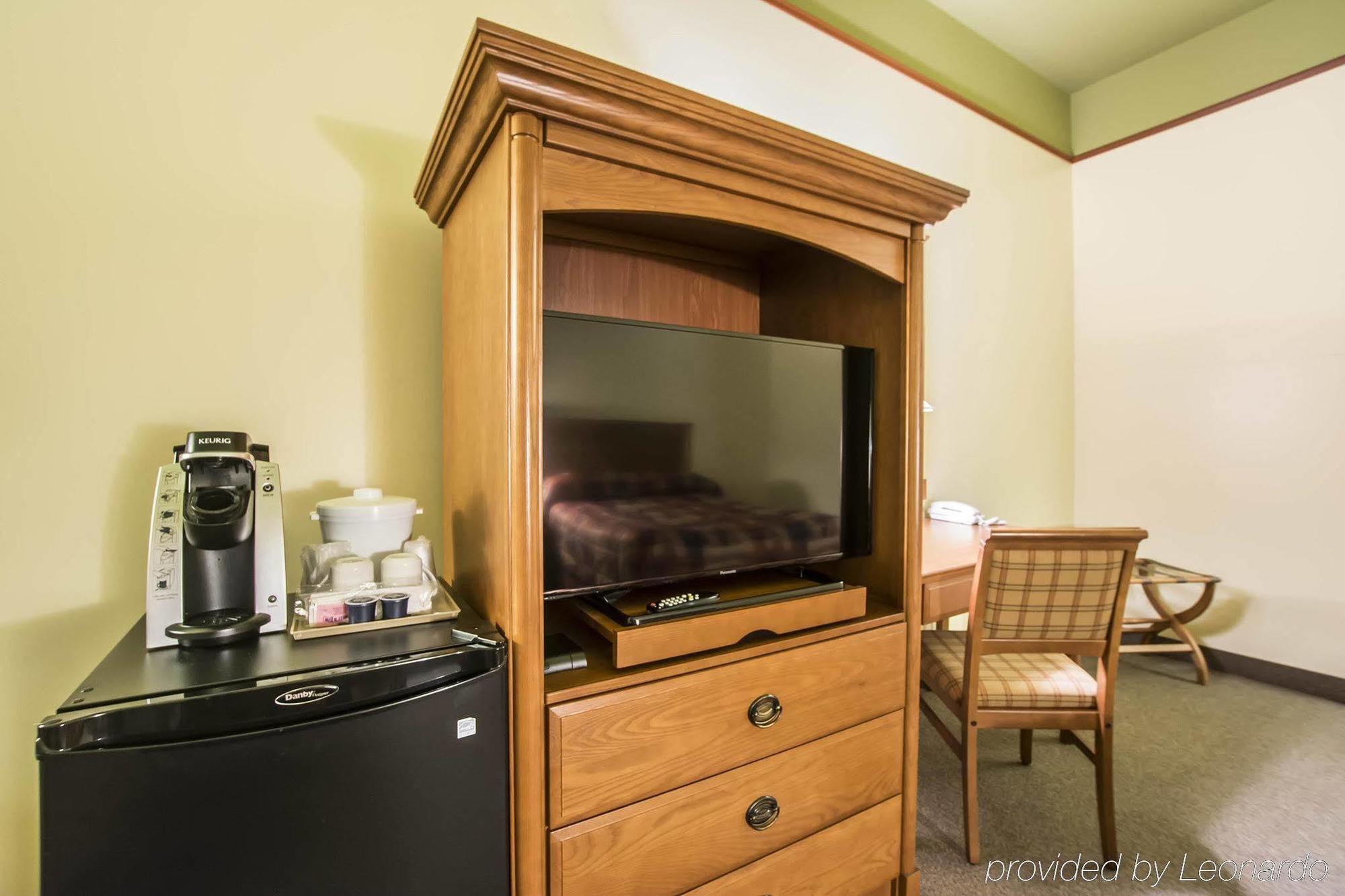 Econo Lodge Inn & Suites Монманьи Экстерьер фото