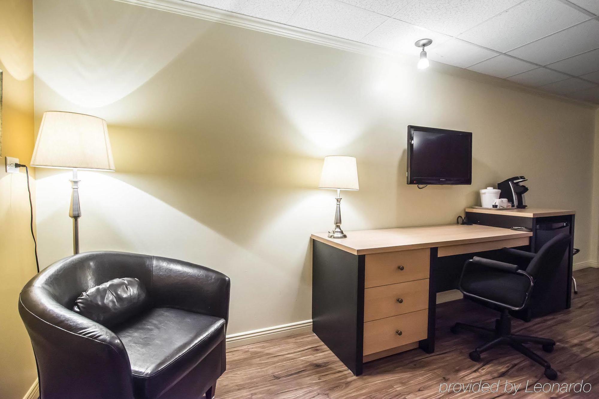 Econo Lodge Inn & Suites Монманьи Экстерьер фото