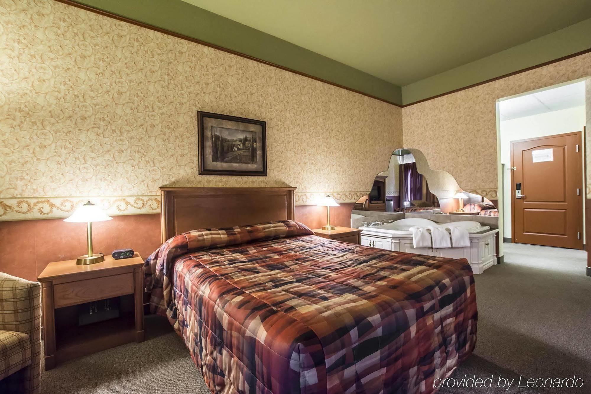 Econo Lodge Inn & Suites Монманьи Экстерьер фото