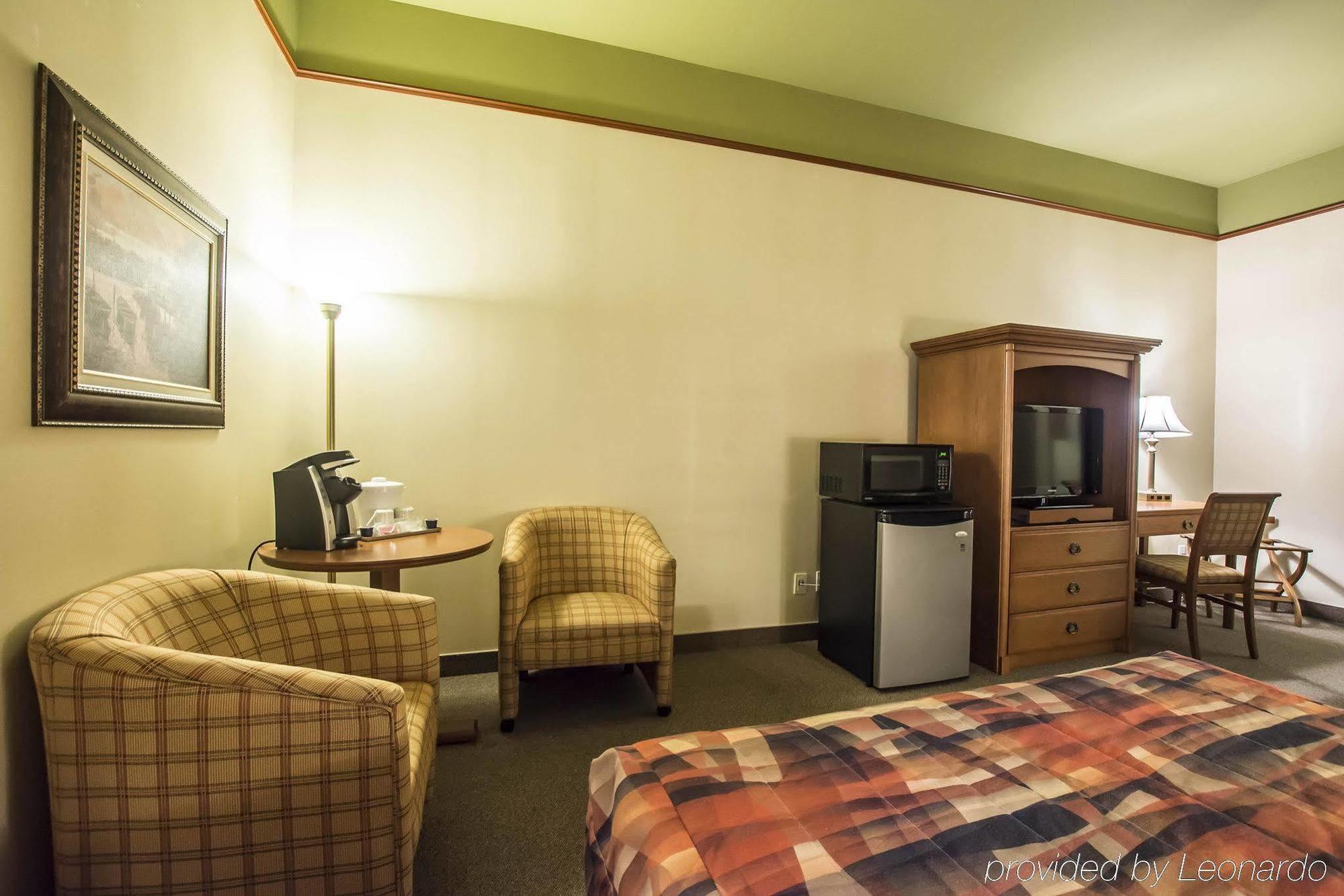 Econo Lodge Inn & Suites Монманьи Экстерьер фото