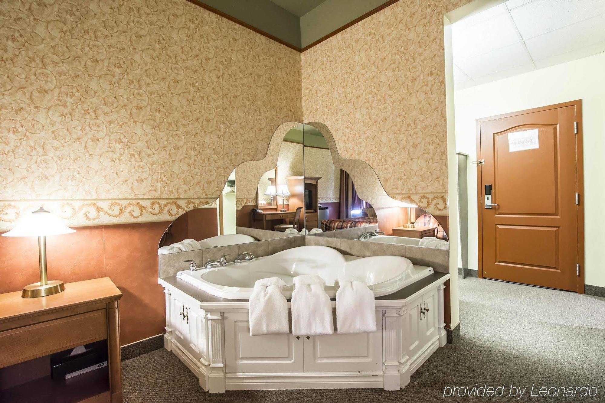 Econo Lodge Inn & Suites Монманьи Экстерьер фото