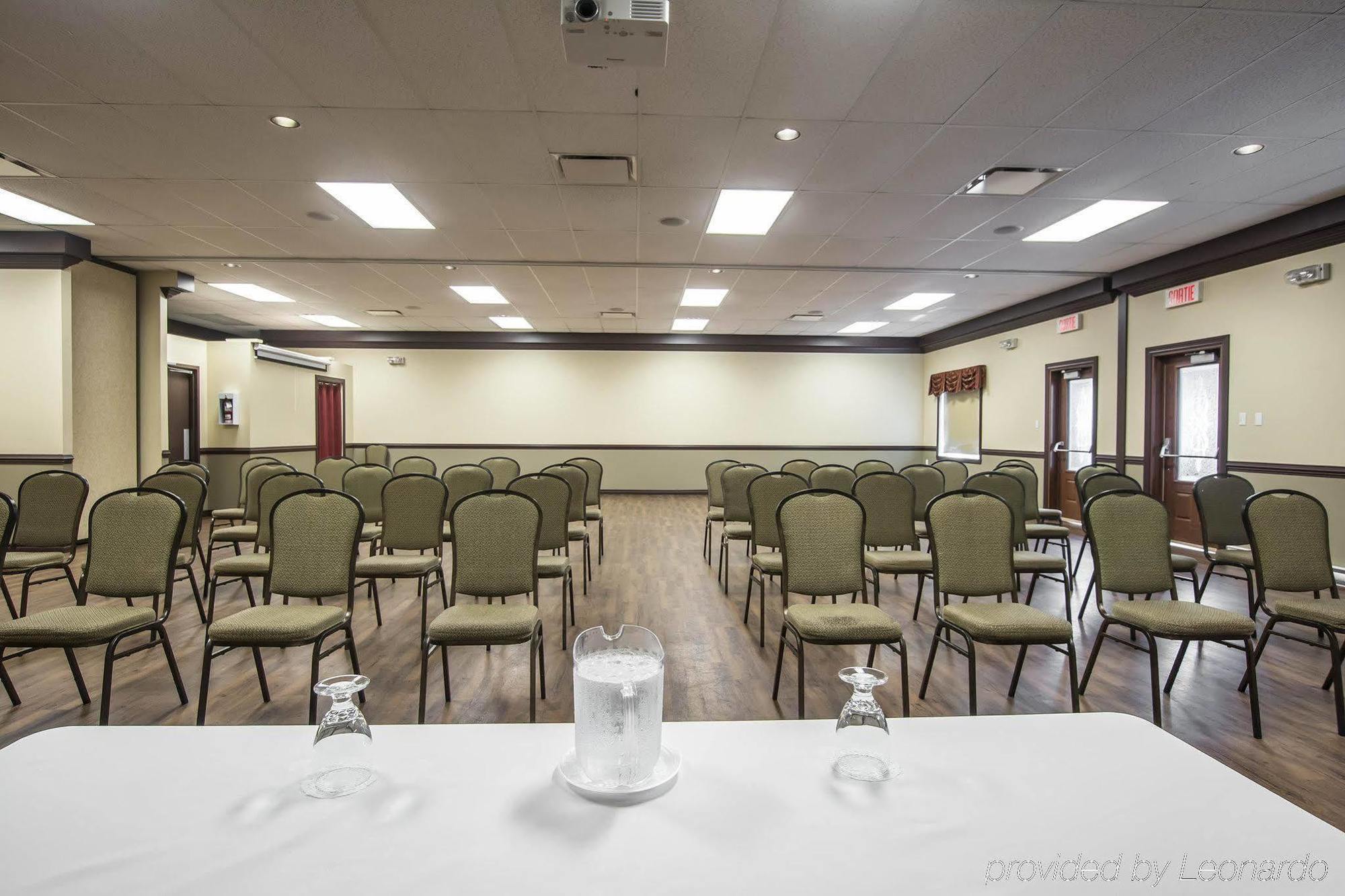 Econo Lodge Inn & Suites Монманьи Экстерьер фото