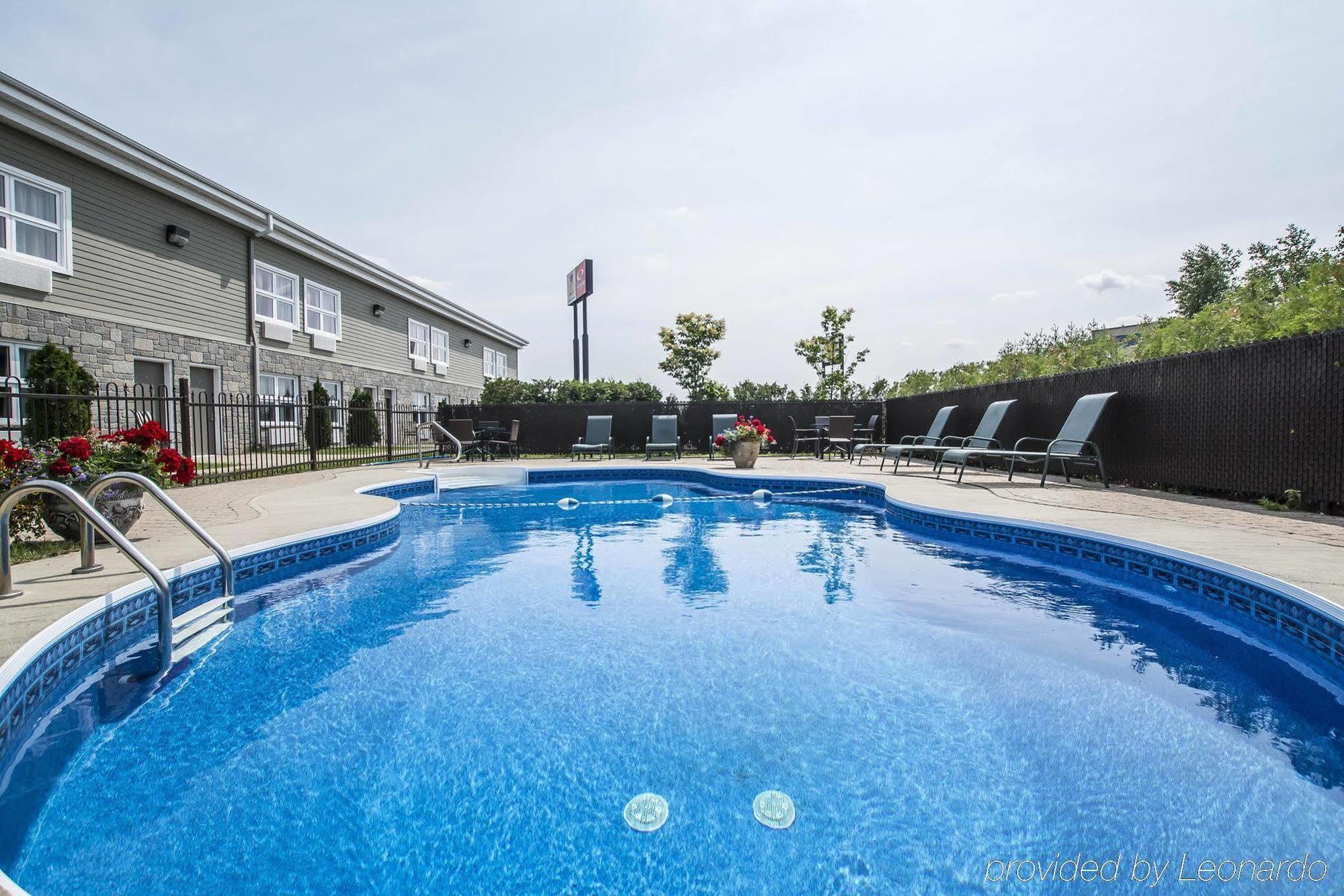 Econo Lodge Inn & Suites Монманьи Экстерьер фото